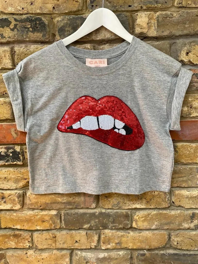 Cropped grey maternity t-shirt, sequin applique lips